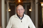 现年75岁的哈姆斯特拉(Wilbert Hamstra)在2009年买下了芝加哥特朗普国际大厦酒店(Trump International Hotel & Tower)的一套四卧顶层公寓，用于居住和招待客人。包括家具在内，他一共花了450万美元。（实习编辑：胡嘉怡）