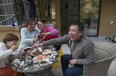 从北京刚回山庄的李萱（右二），分享她带来的北京烤鸭。（实习编辑：石君兰）