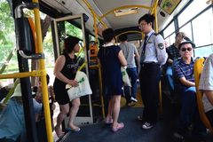 北京85万名志愿者上街巡逻