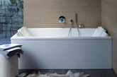 杜拉维特Starck浴缸。长方形Starck浴缸堪称卫浴产品的经典之作。其独具特色的设计风格嵌入了一个激动人心的细节——一体式颈枕，经典的设计元素几何线条被保留下来，令颈枕宛如一块连接着浴缸的木板，营造出舒适至极的奢华享受。