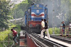 死亡游戏：印度少年冒险跳火车