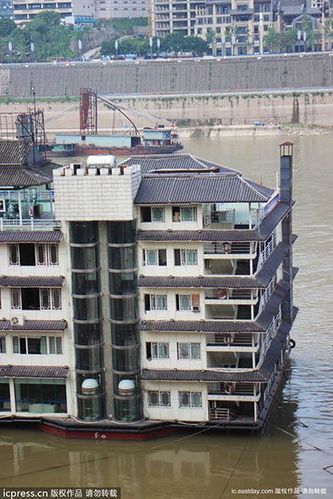 重庆豪华酒店似漂浮水中 船身上建亭台楼阁引争议