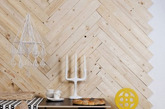 清雅的原木质地板，一块一块花样拼凑在餐区的墙壁上，地板原本的木质肌理自然韵味浓厚，别致的拼接方法让墙面愈加耐看。整个空间温软雅致，很森系的空间感，一些喜欢自然情调的人应该会很喜欢。（实习编辑：庄沐林）