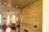 用具有古旧纹理的橡木地板，铺盖了门廊的墙壁及顶部，组成一款极为典雅的木质门廊。给空间从天至地的质感装束。（实习编辑：庄沐林）