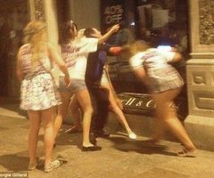 英醉酒女孩群殴乞讨流浪汉