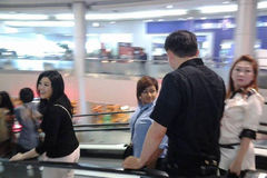 英拉获释后逛街被拍到