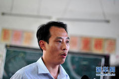 湖北潜江一官员主动替换小学劫案人质