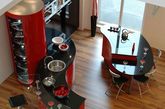 炫酷的红色经典、速度与激情统统都是法拉利奢华字典里不能或缺的，来自德国的厨具设计公司KicheConcept把法拉利的这种魅惑想象带进了厨房，演绎了厨房里的红色激情。