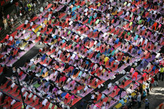 纽约时代广场8000人练瑜伽