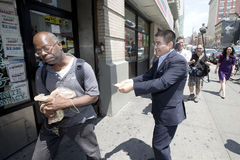 陈光标在纽约富人区向流浪汉送钱