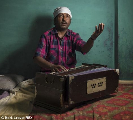 英摄影师揭秘印度贫民窟艺人街 2800户均为街头艺人