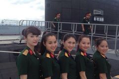 越南女兵在基洛级潜艇前合影