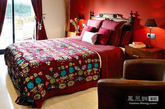 红色的墙壁，红色的沙发，红色的床，居住在这样一片大红色的空间中，你将无时无刻不感受到一股热情与活力，无论是你的衣柜或你的房子，蔓越莓红色总可以改变狭小的空间或乏味的生活。让我们一起来翻阅这24个妖娆的红色蔓越莓单色居室吧！（实习编辑：庄沐林）