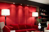 红色的墙壁，红色的沙发，红色的床，居住在这样一片大红色的空间中，你将无时无刻不感受到一股热情与活力，无论是你的衣柜或你的房子，蔓越莓红色总可以改变狭小的空间或乏味的生活。让我们一起来翻阅这24个妖娆的红色蔓越莓单色居室吧！（实习编辑：庄沐林）
