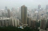 远眺天汇。
香港地产商恒基地产日前在香港西半山推出大型豪宅楼盘“天汇”，其中一户顶层特色住宅单位，每平方呎价格达到11.28万港元，相当于94.85万港元/平方米（注：折合约人民币76万元/平方米)，如果交易成功，这一单价将有望挑战亚洲最贵楼王宝座。在香港这片寸土寸金的土地上，涌现过无数让人叹为观止的奢华名邸。由香港龙头房企恒基兆业打造的天汇，傲立于半山传统矜贵地段，配有豪华泳池，拥太平山层峰叠翠，揽维多利亚港珍藏璀璨夜色，更是令无数名流折腰。（实习编辑：石君兰）