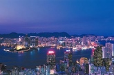 坐拥维港夜景。
香港地产商恒基地产日前在香港西半山推出大型豪宅楼盘“天汇”，其中一户顶层特色住宅单位，每平方呎价格达到11.28万元（港元，下同），相当于94.85万港元/平方米（注：折合约人民币76万元/平方米），如果交易成功，这一单价将有望挑战亚洲最贵楼王宝座。（实习编辑：石君兰）