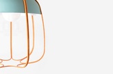 设计师Tommaso Caldera 为意大利公司Incipit 设计，灯具的原型是传统车间、作坊中常见的用铁丝网保护起来的吊灯。采用同样的材料，设计师以相比更为精细的手法在外形上进行了仿制，使其能适用于现代居住空间。（实习编辑：石君兰）