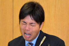 日本一官员自我辩解时痛哭流涕