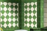炎炎夏日，草绿色和白色相配的卫浴空间更显明媚。菱格元素的使用，也使得空间不再中规中矩。走进这样的卫浴间，仿佛置身森林般清爽清新。（实习编辑：辛莉惠）