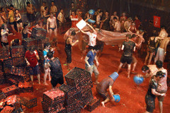 北京首届西红柿大战上演湿身狂欢