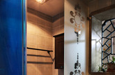 现代公寓的浴室设计，是提升家居生活幸福感的重要一环。而开放式浴室，则是近几年来家居设计的新尝试。恰到好处的清新设计风格，既不显张扬，也不落俗。享受如此舒适的沐浴体验之后，推开通往卧室的贴满花枝的玻璃门，又步入另外一个想象中的境界，蓝色显得如此浪漫而深远，诱惑着，让你进入梦乡。（实习编辑：辛莉惠）
