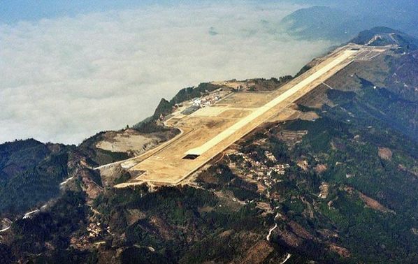 广西河池机场劈山而建 试飞成功等待正式通航