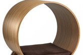 今天给大家分享的这组座椅设计非常的特别，设计师为这一组座椅设计命名为 DOGGHAUS 系列。这一系列最大的特色就在于座椅并不是椅子，而是一个偏圆形和半圆的木质滚轮，在其中设计师加入了座垫，然后人们就可以坐在上面享受舒适。（实习编辑：石君兰）