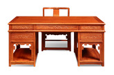 红袖添香写字台：台面简洁典雅，左右两侧采用围板，不显吊滞。（实习编辑：辛莉惠）