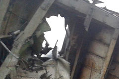 马航客机残骸：疑似弹孔曝光