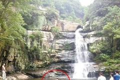 女孩30米高空落水 当地镇干部施救