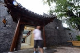2012年8月9日，一座外观“仿古”式五星级厕所亮相江苏扬州东关历史文化旅游区。（实习编辑：温存）
