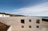 作为欧洲大陆的最南端西班牙小镇Tarifa 受到了旅游爱好者的欢迎。古罗马遗址仍巍然屹立在优美的Cadiz港口，许多未经证实的神话和传说的来源在这里流传。受到这个海岸的神奇色彩的启发，建筑师Alberto Campo Baeza设计了这个迷人的房子。房子采用开放式设计，可以俯瞰到壮观的大西洋，高架水平面有20米长和36米多深，壮观的泳池让整个家变得充满吸引力，享受阳光和海浪，你心动了吗？（实习编辑：温存）