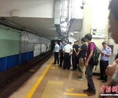 一乘客进入北京地铁2号线轨道