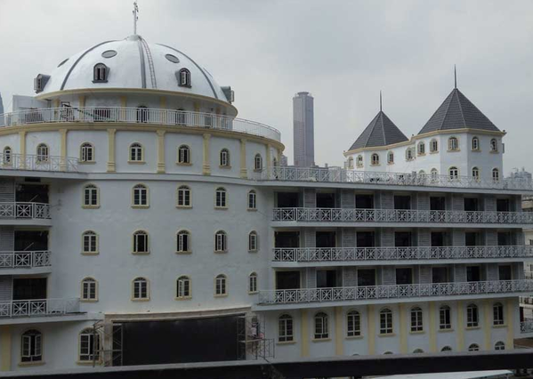重庆趸船建7层高豪华“宫殿” 中国水上建筑各有特色