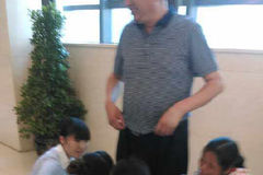 业主“下跪求助” 官员微笑