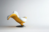 波兰设计工作室WAMHOUSE最近完成了这款趣味十足的设计：香蕉椅（Zjedzony）。它的外形像一个剥开了皮的香蕉，露出雪白的果肉。而香蕉皮成为了椅子的扶手，果肉则是靠背。整个椅子由非常柔软舒适的材料制作，拥有良好的手感及触感。（实习编辑：石君兰）