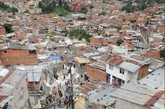 1、贫民区自动扶梯：2011年，一个巨大的户外自动扶梯被建立在了哥伦比亚第二大城市最贫困的地区之一。1.2万人世代都生活在麦德林公社13(这个地方位于山坡上)，人们出行极为不便，因为在这里人们要攀爬的高度相当于28层楼那么高。此后，人们在这里出行的时间由35分钟骤减为6分钟。这里的居民感激地说：“我们一直以来的梦想成真了。”这座自动扶梯长1260英尺(384.048米)，但这座扶梯被划分在了6个区域，这样这里所有人都能方便地坐上电梯了。（实习编辑：辛莉惠）