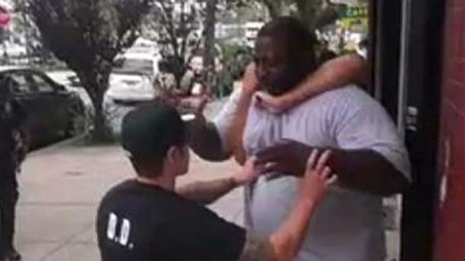 纽约300斤胖汉遭警方锁喉而死_资讯频道_凤凰网