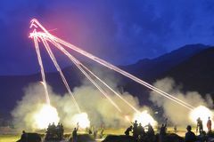 解放军高炮夜间射击如星球大战