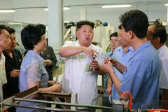 金正恩视察袜子工厂