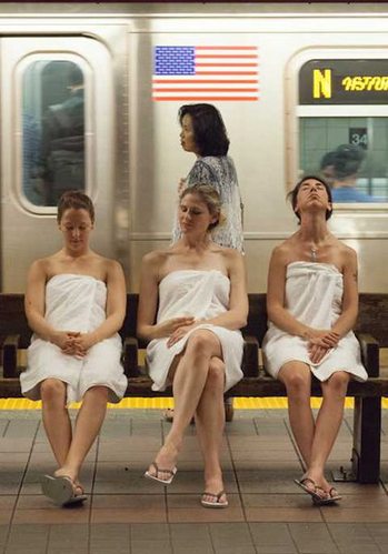 纽约地铁站现露天“桑拿浴室” 乘客当众脱衫享受 