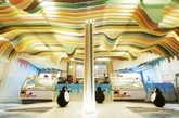 挪威Diplom冰淇淋店是由设计师Scenario Interior精心设计打造的一个冰淇淋的城堡，设计师的设计灵感来自于童话故事。整个店面的外观采用香草色，与它所在的游乐场形成鲜明对比。（实习编辑：温存）