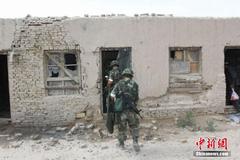 新疆武警持枪搜捕暴徒
