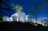 日本UID 建筑事务所的住宅设计，该项目将焦点放在这所山间住宅与周围自然环境的互动上，住宅摒弃由墙面和屋顶打造的传统室内空间，创新性地采用了阻隔日月之光的云朵状屏风结构。（实习编辑：温存）