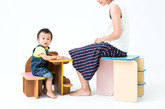 孩子在成长期发育很快，因此在给孩子设计家具的时候需要考虑到成长因素。日本 Torafu 建筑设计事务所设计的一款名为「色子」的儿童家具，可以伴随孩子度过成长时期，一直到长大成人。「色子」由六个面组成，将桌子、椅子、书架、板凳等多种功能融为一体，整个家具仿佛一个迷你屋，它可以像色子那样以不同的面着地，共有三种摆放位置可选，每种不同的位置都可以提供不同的功能，并且可以为孩子提供高度不同的家具，家长可以随着孩子身高的变化而改变家具的摆放位置。色子家具的边缘采用圆角设计，并包有橡胶，让孩子的安全更有保证。颜色方面则采用孩子喜欢的亮色设计。