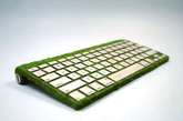 无独有偶，市面上除了苔藓瓷砖，还有苔藓键盘。这款有机键盘则可以让您工作时，双手也能亲近自然，拥抱绿色。它的框架和按键都是木质，键盘外壳上还有触感不错的仿苔藓装饰。虽然感应部件没法用“自然”物体替代，但在桌面上摆放这款有机键盘，跟上面的苔藓瓷砖一样，还是能让人感受到一股清新的绿意的。（实习编辑：辛莉惠）
