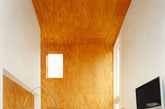 白色的墙，木色的地板……似乎已经成了现代装修的最常见模式。在习惯了平常的装修设计模式之后，你是不是也想来点视觉冲击？那么，充满自然纹路，极具质感的木地板也许是个新选择。换个思路，变个想法，将地面御用的物件——地板铺上墙，一定会收到意想不到的惊艳效果。（实习编辑：辛莉惠）