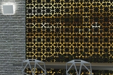 Decotal瓷砖是一种独特的正在申请专利的特殊瓷砖，它利用先进的技术和惊喜的手工制作，最终成品竟不到2毫米厚，Decotal瓷砖由EPCTM（工程聚合物混凝土）制作，具有很高的保温性，和具有反射光线效果的金属装饰结合起来，创建了一个豪华的对比效果。 由于他们的超轻重量和最小厚度，Decotal砖可用于直接在现有的砖，消除了时间和拆除成本。也不需要密封或任何昂贵的保养比定期清洗，用肥皂和水等来清理即可。（实习编辑：温存）