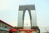截至2020年，在世界十大摩天大楼中，中国或将拥有6座，包括苏州高度超过700米的中南中心。据总部设在芝加哥的高层建筑与城市居住区委员会介绍，截至2013年底，开发商共在中国建成37座200米以上的建筑，数量居世界之最。（实习编辑：石君兰）