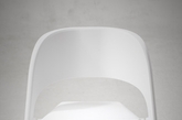 韩国Centimeter Studio 设计的Sleeed 系列椅子，模仿雪橇设计的底座可以在地面上轻松滑动，椅子可以像超市购物车一样在水平方向上相互嵌套在一起，最大程度地节省收纳空间。适用于演出场所，会议中心等公共空间。采用聚丙烯材料通过注射制模方式制成，椅子为十分简单的一体式构造。弯曲的靠背朝对角线方向延伸成前腿，弯折后作为与地面接触的轨道，再次弯折则形成后腿，进而构成座位。（实习编辑：石君兰）